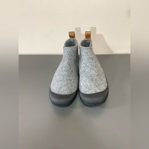 Huckberry Gray and Black Slip-On Loafers with Minimalist Design